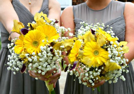 Yellow bouquets for bridesmaids