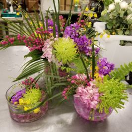 Bright centerpieces with pink and green flowers