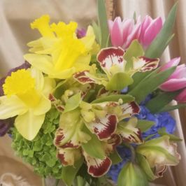 Centerpiece of daffodils, orchids and tulips