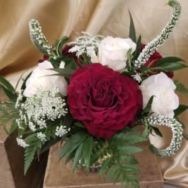 Decor with red and white flowers