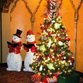 Christmas tree and singing snowmen decor